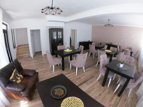 VamaBăile Puturoasa的一间带桌椅的客厅和一间餐厅