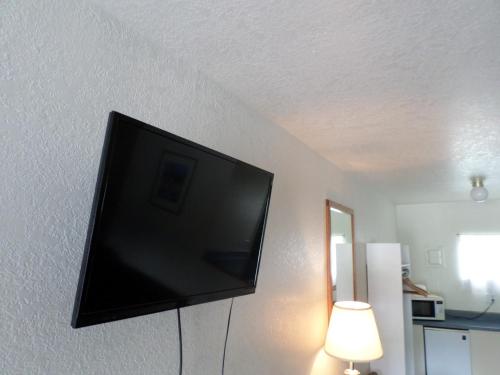 Libby桑德曼汽车旅馆的挂在墙上的平面电视