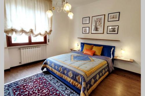Castelfranco di SottoDiamante: Appartamento nel cuore della Toscana的一间卧室设有蓝色的床和窗户。