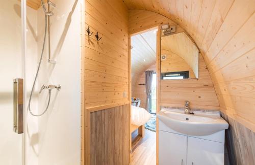 OttolandFamilie Resort Molenwaard的一个小房子里的浴室,配有水槽