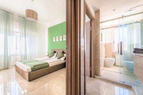 比萨Hostly - ColorHome Pisa Midtown - Unique 3 Rooms with 3 Private Bathrooms的一间带大床的卧室和一间浴室