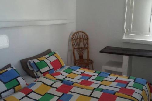 奥尔索拉Apartamentos Los Vientos (Apto 8)的一间卧室配有一张带五颜六色被子的床