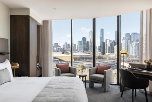 墨尔本Oakwood Premier Melbourne的酒店客房享有城市美景,配有一张床。