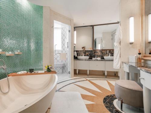 新加坡Resorts World Sentosa - Crockfords Tower的带浴缸和两个盥洗盆的浴室
