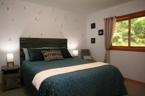 Fall RiverThe Burgundy Dream Bed And Breakfast的一间卧室设有一张大床和一个窗户。
