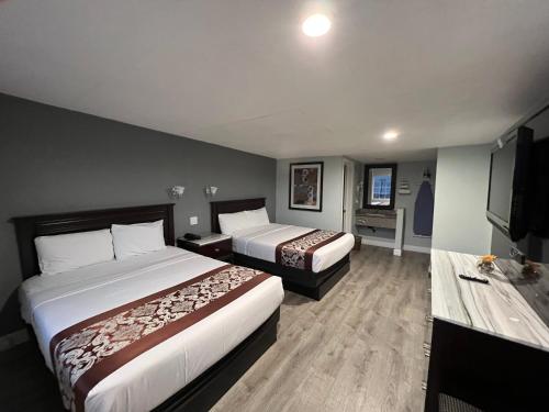 弗拉格斯塔夫瑞拉克斯宾馆的酒店客房设有两张床和一台平面电视。