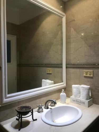拉里奥哈Casa de Piedra- céntrica的一间带水槽和大镜子的浴室