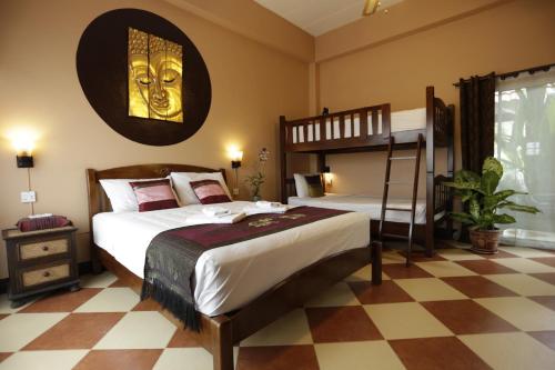 清迈Liam's Guesthouse Adults Only的一间卧室配有一张床和一张双层床。