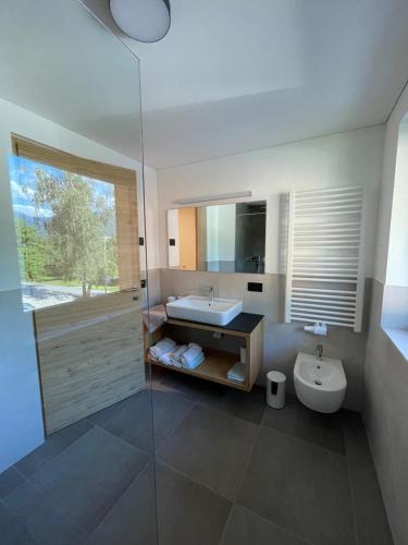 赖沙Appartments Lindenhof的一间带水槽、卫生间和镜子的浴室
