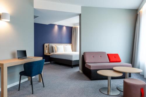 阿尔梅勒Holiday Inn Express - Almere, an IHG Hotel的酒店客房设有一张沙发和一张床