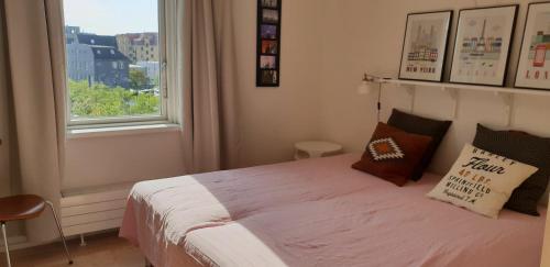 哥本哈根ApartmentInCopenhagen Apartment 625的一间卧室设有一张床和一个窗口