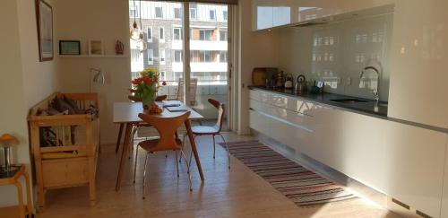 哥本哈根ApartmentInCopenhagen Apartment 625的厨房配有柜台和桌椅