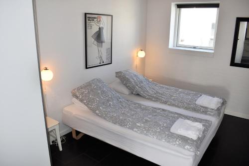 凯特明讷Kerteminde Byferie - Hyrdevej 83 - 85J的小型客房 - 带2张床和窗户