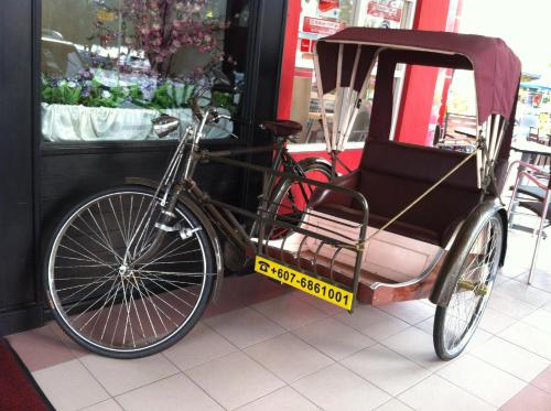 小笨珍博甜花园酒店的一辆自行车停在一辆汽车旁边,