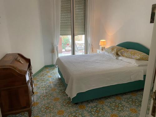 加埃塔Holiday home Casba的一间卧室设有一张床和一个窗口