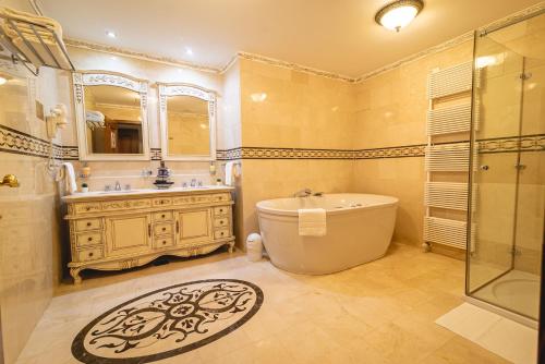 吉格涅斯科斐耶Casino & Hotel ADMIRAL Skofije的带浴缸、水槽和淋浴的浴室