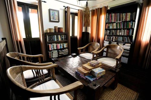 山都望乡村别墅宾馆的配有木桌、椅子和书籍的房间
