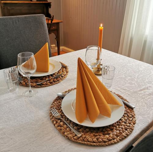 TranøyaTranøya的一张桌子,上面有两盘盘子,上面有蜡烛