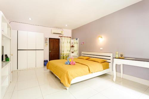 Bung KanPennaung Resort的一间卧室配有一张黄色床单,还设有一间厨房
