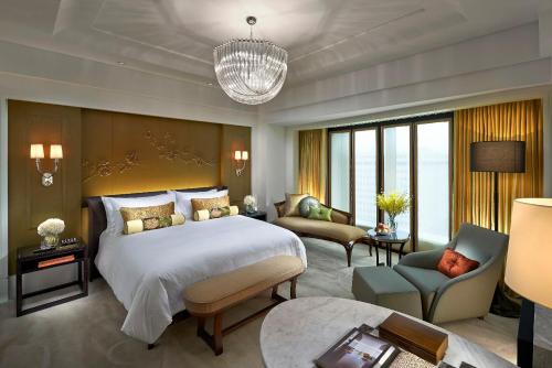 台北Mandarin Oriental, Taipei的一间带大床的卧室和一间客厅