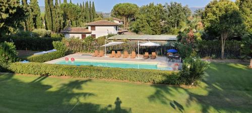 PetrignanoHotel Assisi Parco Dei Cavalieri的享有带游泳池的房屋的空中景致