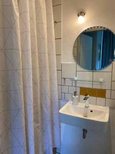 亚琛Zentrale Ferienwohnung mit Balkon in Aachen的白色的浴室设有水槽和镜子