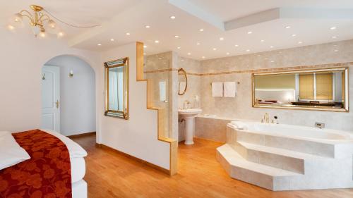 FelbenLandgasthof Schwanen的带浴缸和盥洗盆的大浴室