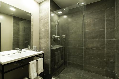 阿克拉皇家嘉年华酒店的一间带水槽和淋浴的浴室