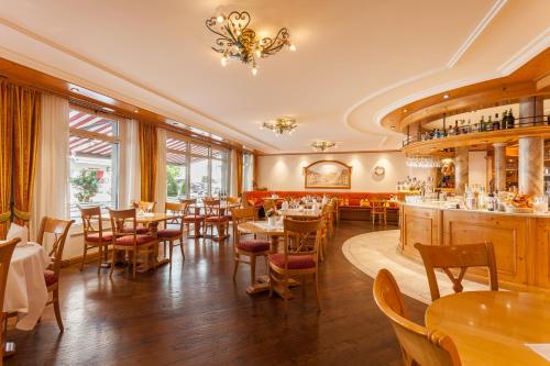 布鲁嫩Weisses Rössli Swiss Quality Hotel的一间带桌椅的餐厅和一间酒吧