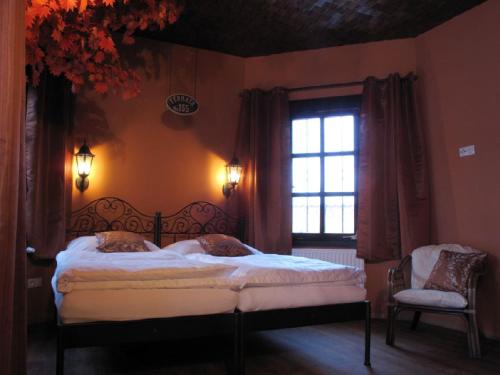 俄斯特拉发Penzion Fermata的一间卧室设有一张大床和一个窗户。