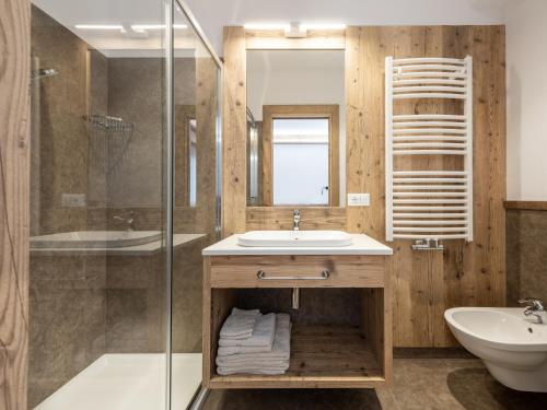 多比亚科Residence Mairhofer的一间带水槽和淋浴的浴室