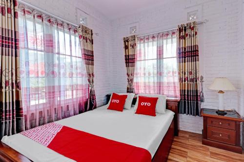 万隆Super OYO Collection O 90617 Rumah Oma Opa Syariah的一间卧室配有一张带红色枕头的床