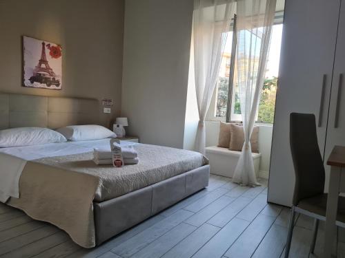 那不勒斯ESPOSITO PLAZA- ROOMS & SUITE的一间卧室设有一张床和一个窗口