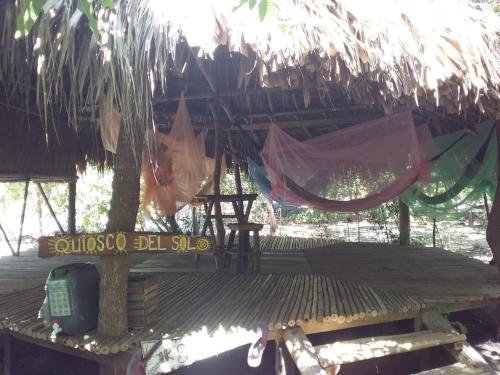 San OnofreEco-Camping Mango Feliz Rincón del Mar的小屋顶部设有吊床