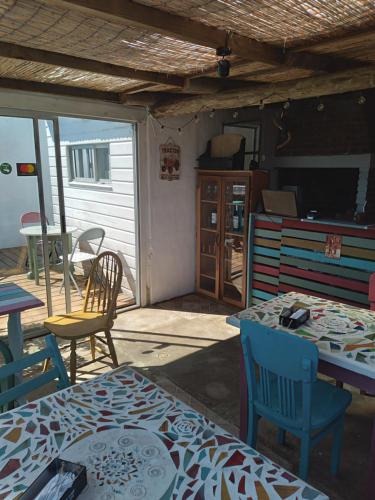 马尔多纳多"El Pelícano" Hostal的一个带桌椅的庭院和一间厨房