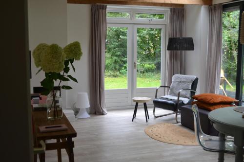 GasselteVossenbelt的客厅配有沙发和椅子