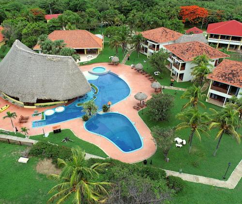 拉克鲁斯Nandel Beach Resort的享有带游泳池的度假村的空中景致