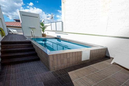 略夫雷加特河畔奥斯皮塔莱特BARCELONA TOUCH APARTMENTS - Rosich的建筑物屋顶上的游泳池