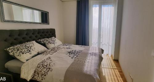 维也纳Superior Apartment & Rooftop Pool的一间卧室配有带枕头和镜子的床