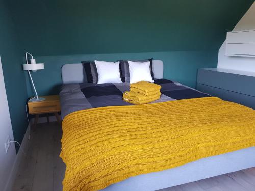科尔别卢夫STUDIO SLOW CERLA 9 Korbielów的一间卧室配有一张黄色毯子床