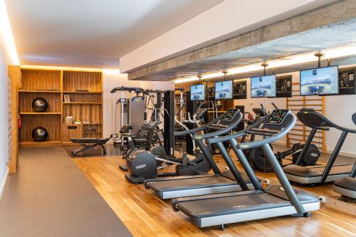 法鲁3HB Faro的健身房设有跑步机和椭圆机