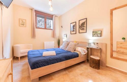 卡马雷纳德拉谢拉Apartamento Turístico Javalambre的一间卧室配有一张床、一张书桌和一个窗户。