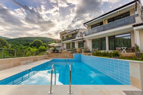 格拉瓦塔斯Club Houses StefVall的一座带游泳池和房子的度假屋