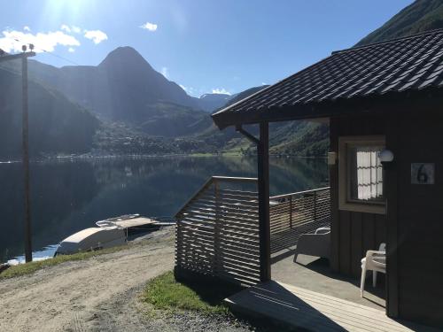 盖郎厄尔峡湾Solhaug Fjordcamping的小屋享有湖泊和山脉的景致。