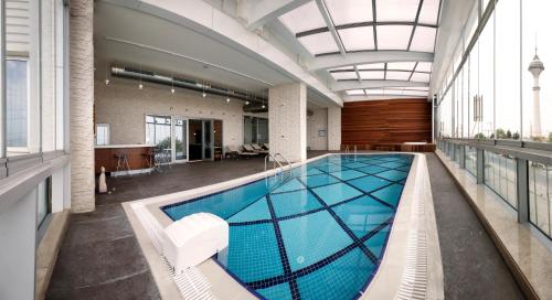 伊斯坦布尔图雅普帕拉斯酒店的大型建筑中的大型游泳池