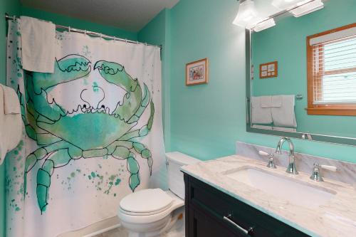 巴克斯顿Beach Dreamer #4-BB的浴室设有淋浴帘和螃蟹