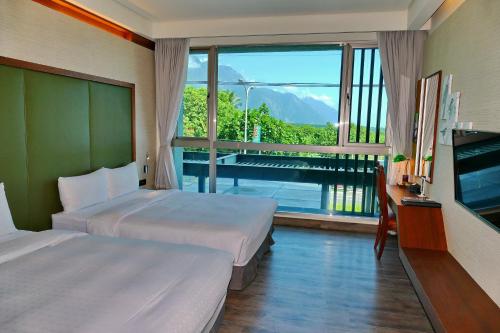 新城太鲁阁立阁人文旅店的酒店客房设有两张床和大窗户。