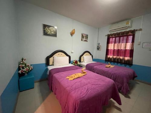 北碧Diamond Resort的一间房间,配有两张床和香蕉