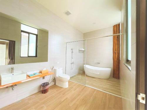 三峡v树之城桧木民宿的带浴缸、卫生间和盥洗盆的浴室