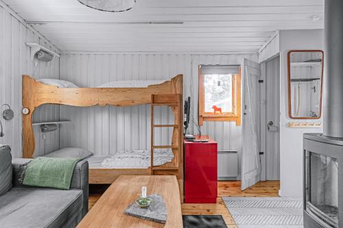 萨伦Gilleråsvägen 13 C的客厅配有双层床和沙发。